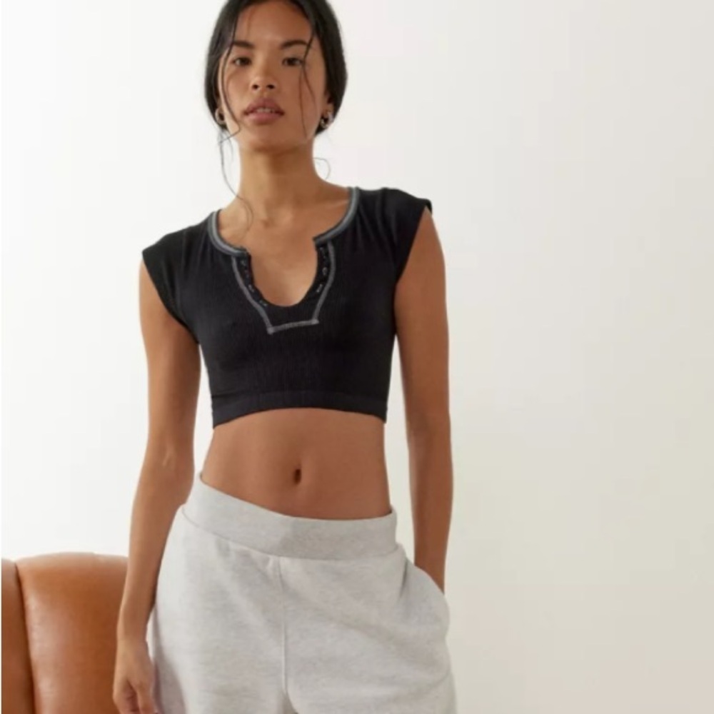 URBAN OUTFITTERS - Go For Gold Seamless Top Medium in Black